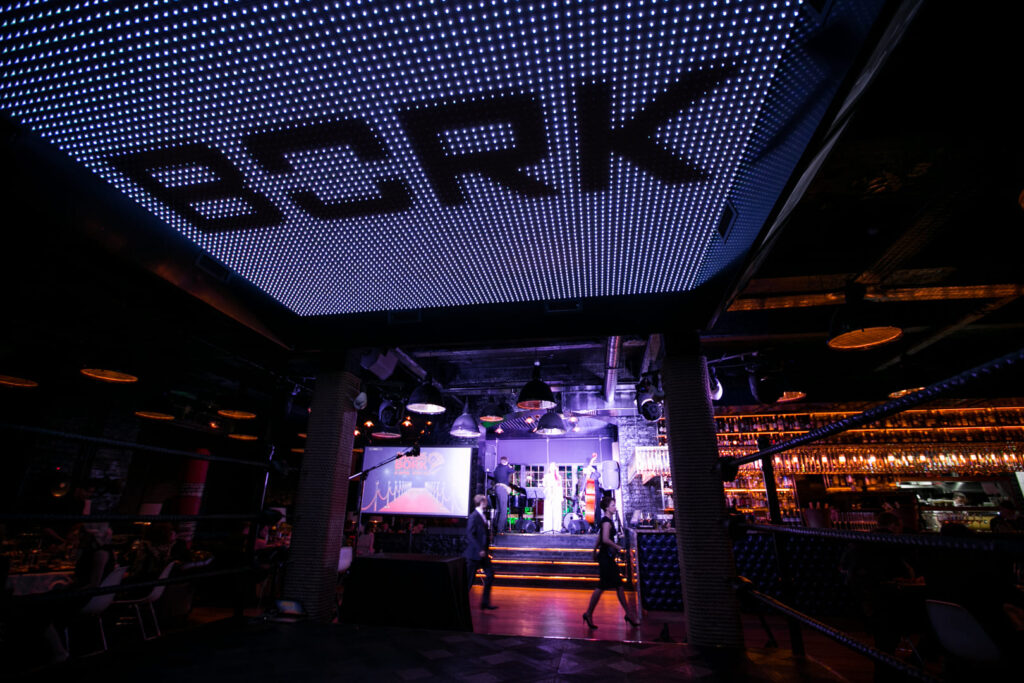 оформление корпоратива цвета для декора события