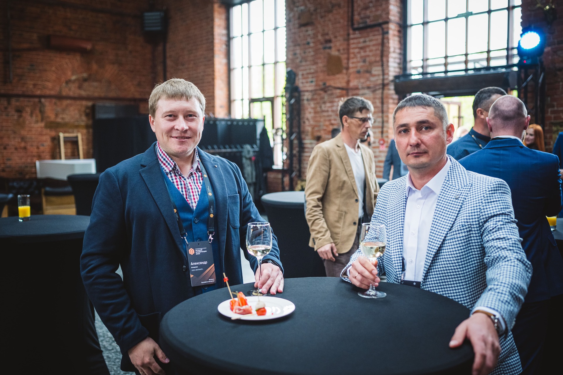 Предоставление бесплатных номеров для VIP-гостей и топ-менеджмента.