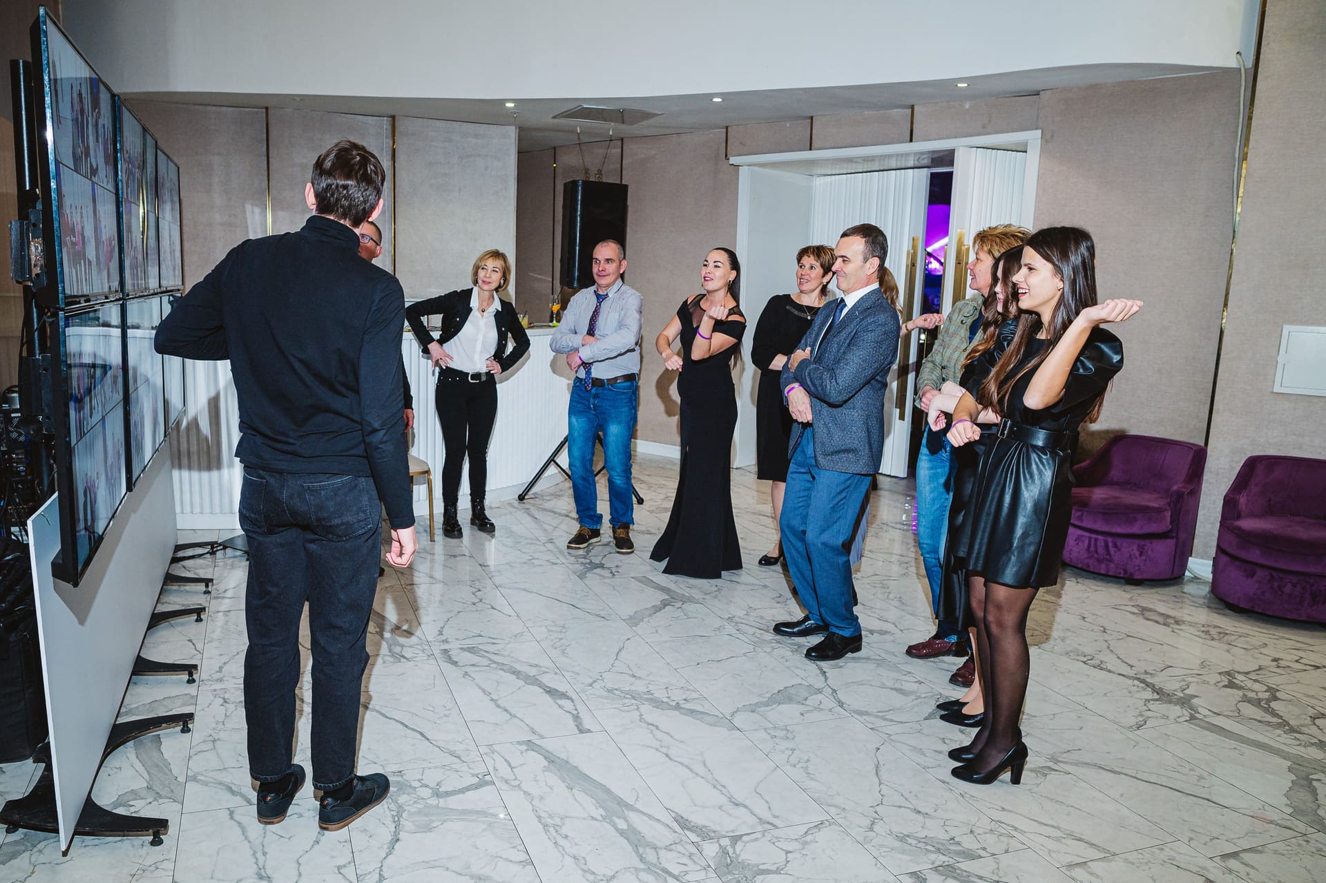 Модератор помогает участникам найти общие интересы, модерация нетворкинга