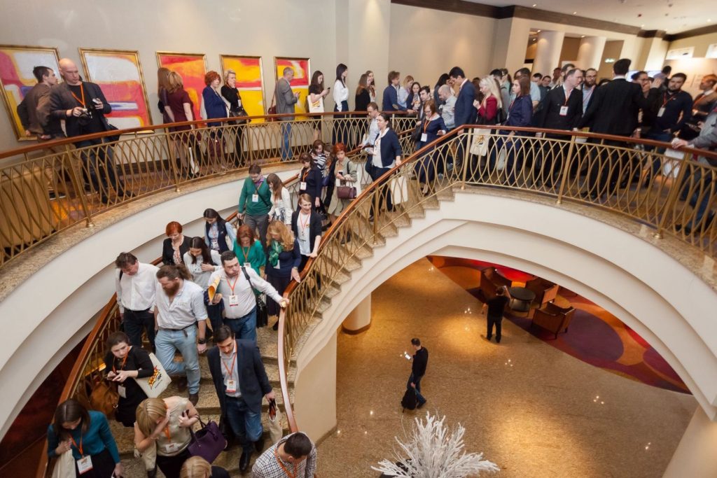 большая деловая конференция doctorteam люди на лестнице