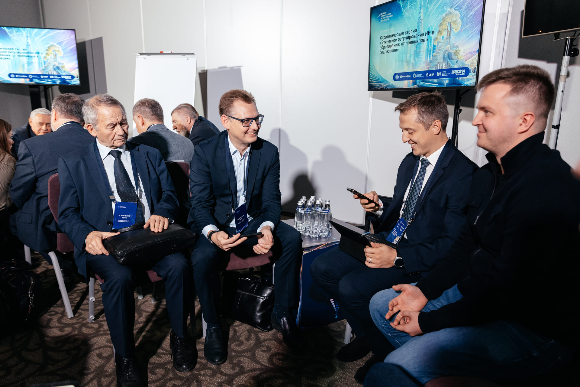 Дискуссия учёных во время обсуждения стендового доклада