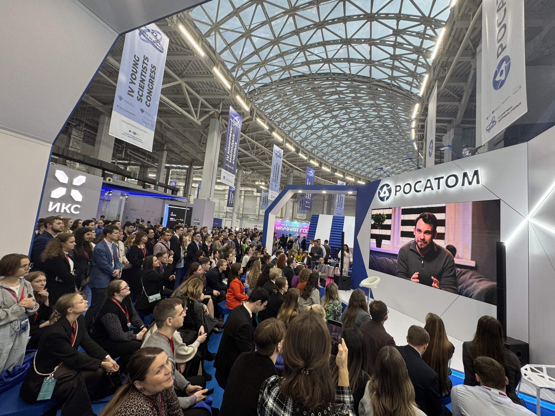 Волонтёры помогают участникам на входной группе