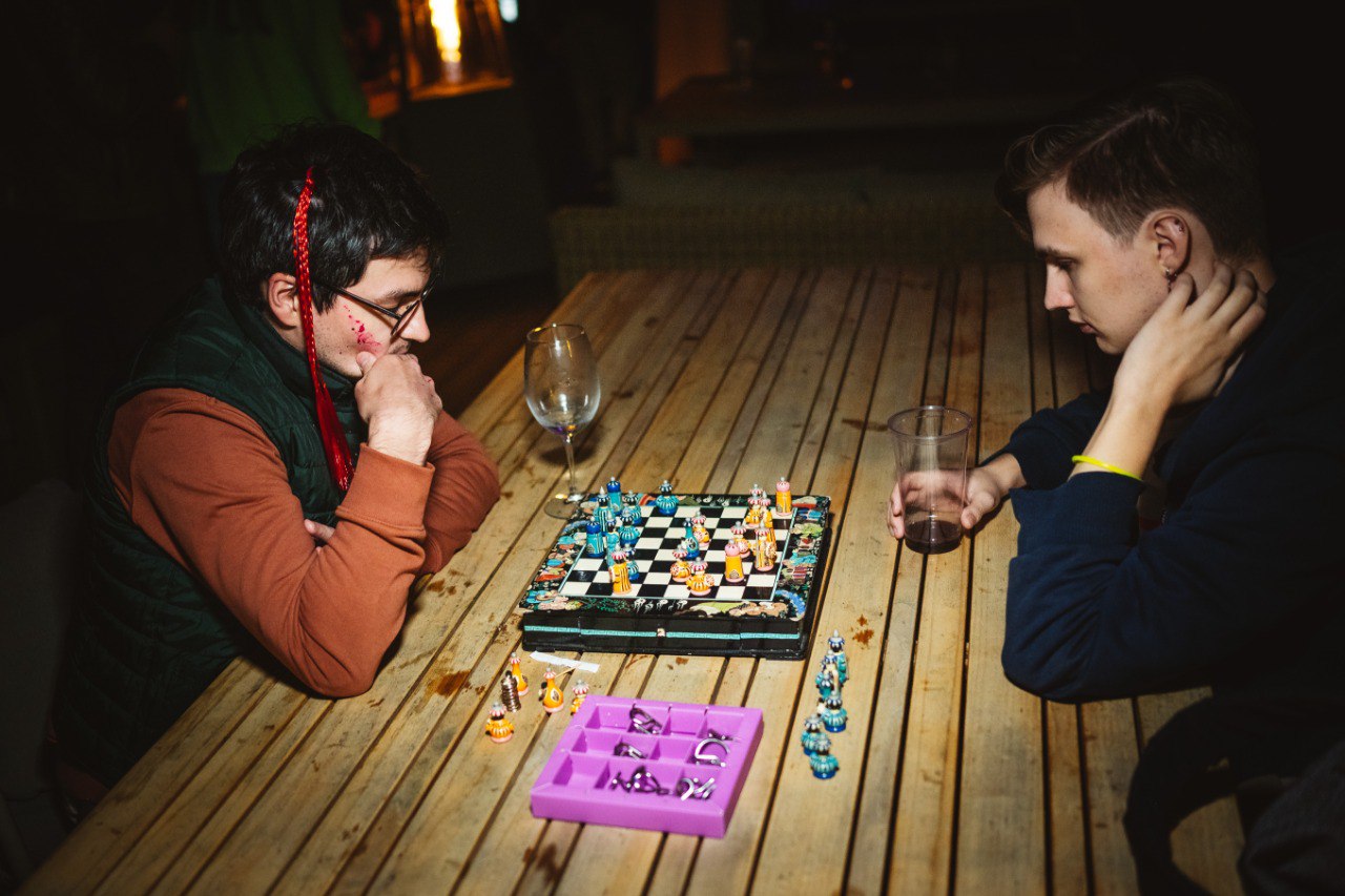 команда обсуждает результаты после игры