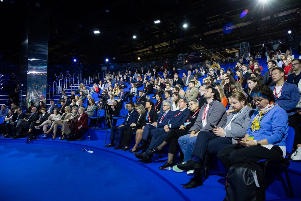 люди сидят в зале на большой конференции