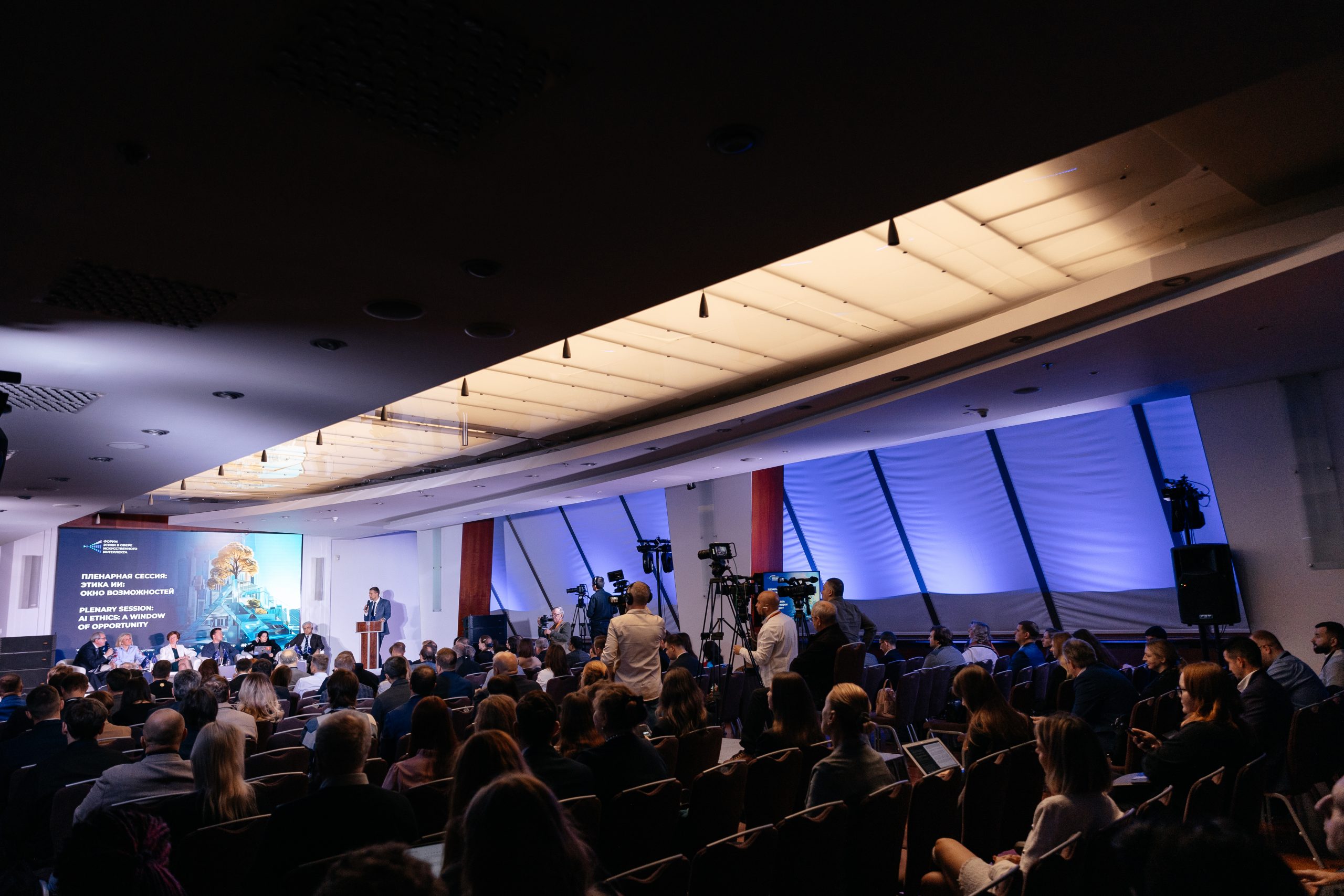 Световое оборудование и подсветка сцены на форуме