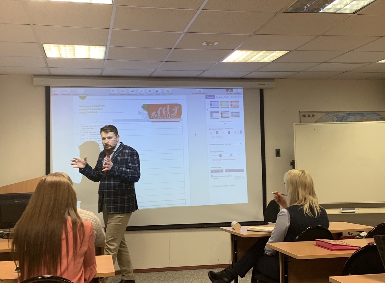 разработка стратегии pre-event в офисе компании Doctorteam Иванов Игорь обсуждает бриф с командой