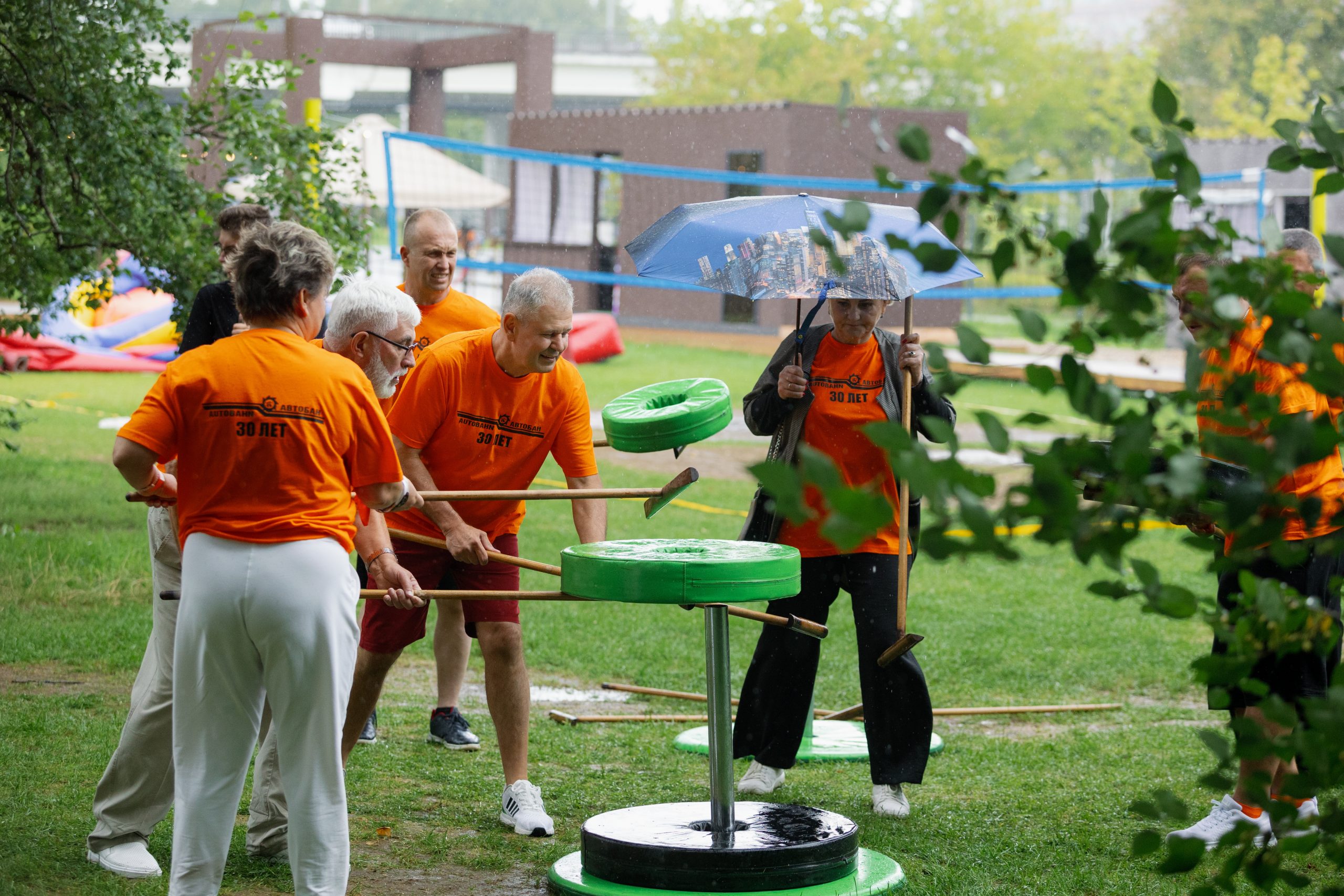 сотрудники участвуют в весёлых соревнованиях без давления