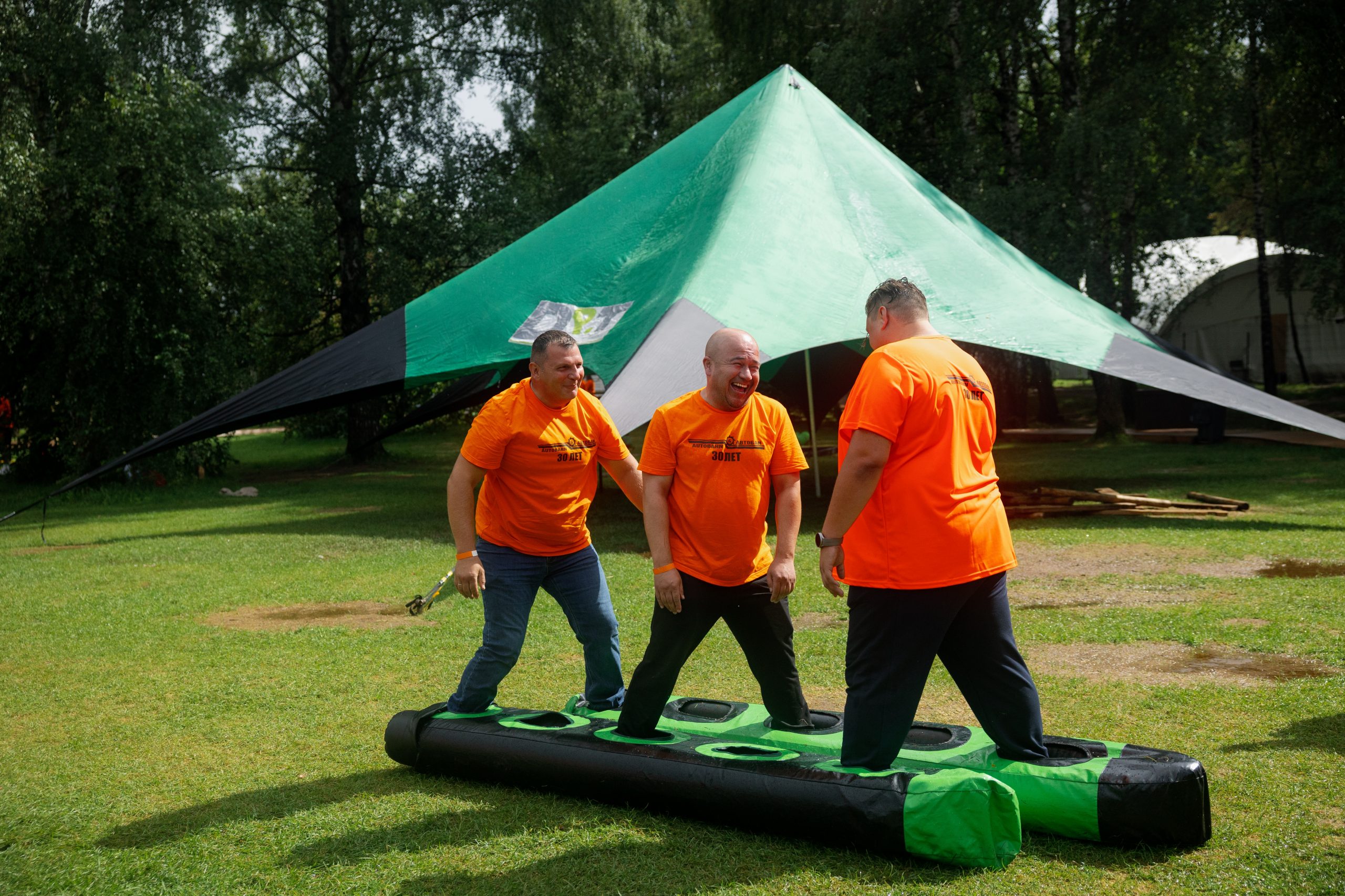 Топ-менеджеры на закрытом корпоративном мероприятии во время инсентив-поездки