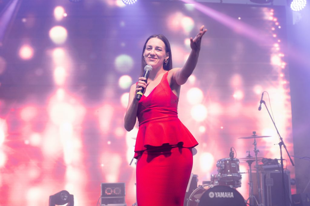 завершение мероприятия певица прощается с гостями