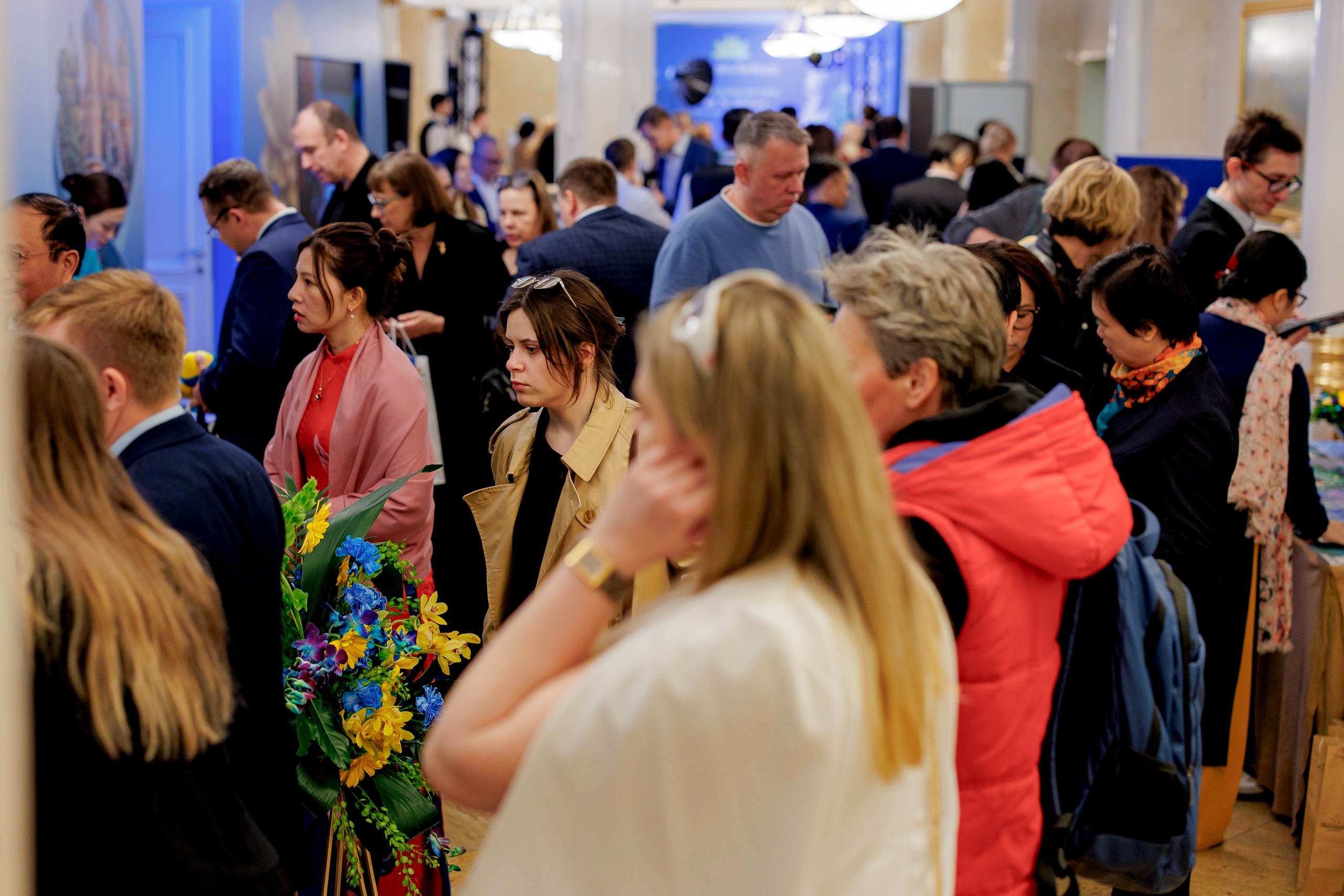 Символическое изображение благотворительного форума как созидательного процесса.