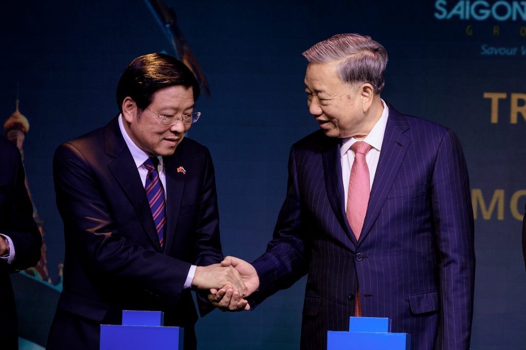 президент Вьетнама пожимает руку заказчику нашего мероприятия