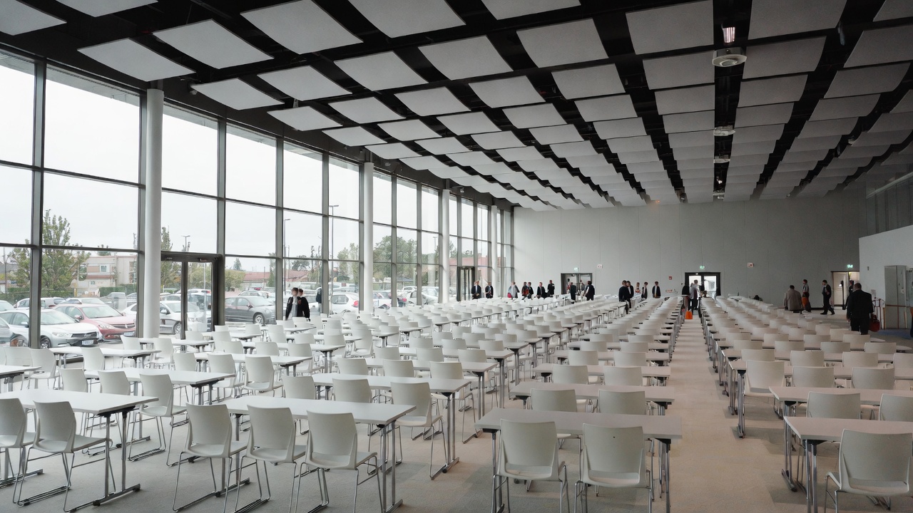 Планировка конференц-зала с естественным освещением и удобной парковкой