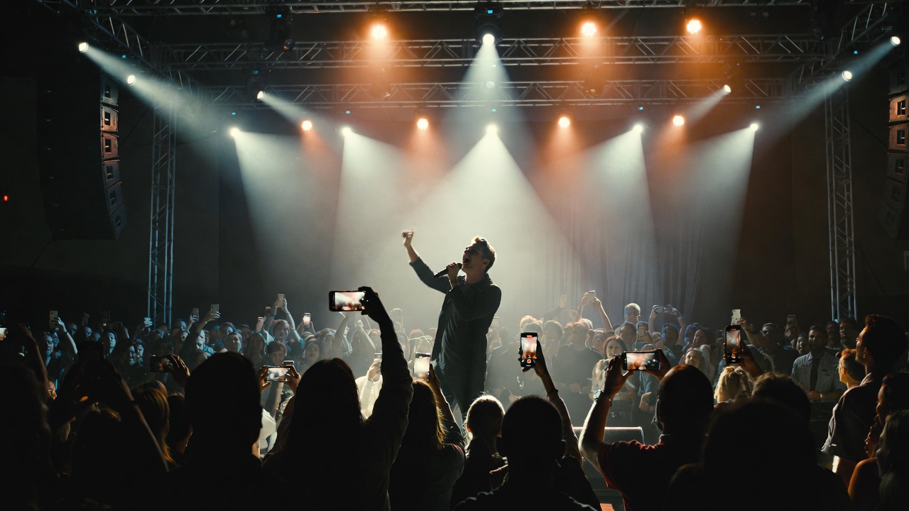 Выступление известного артиста на корпоративе с яркой реакцией зрителей