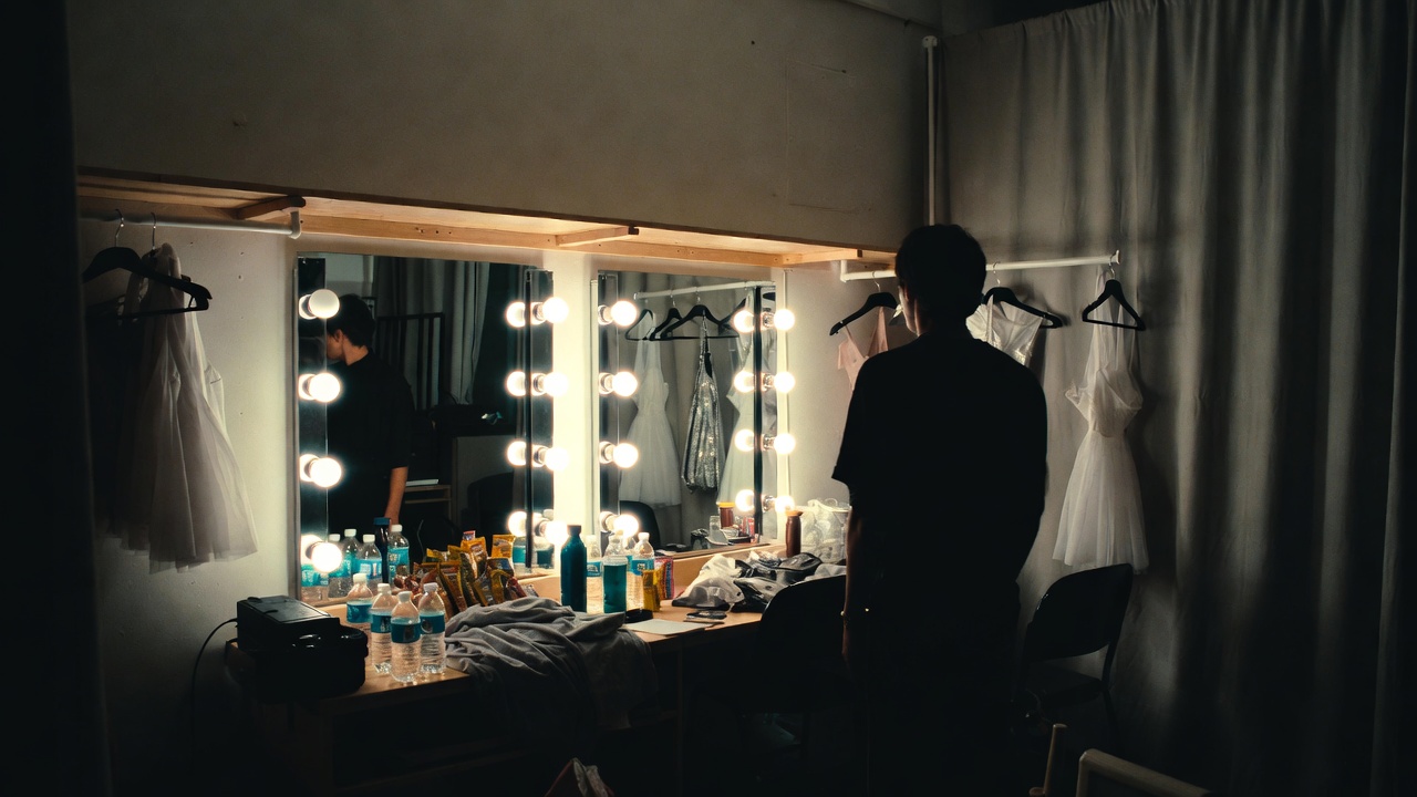 Гримёрка артиста с подготовкой перед выступлением